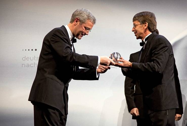 Der damalige Bundesumweltminister Norbert Röttgen (li.) und Studiosus-Geschäftsführer Peter-Mario Kubsch bei der Verleihung des Deutschen Nachhaltigkeitspreises.