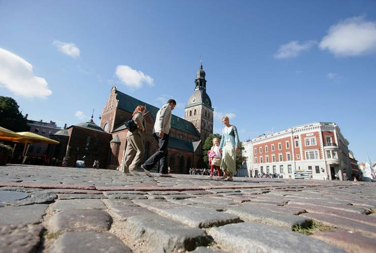 Über Kopfsteinpflaster geht es durch die Altstadt von Riga.