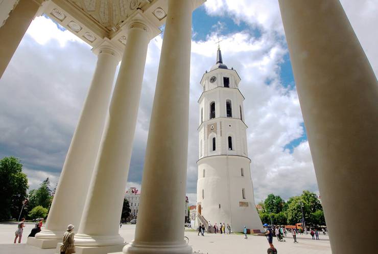 Der Kathedralenplatz mit dem freistehenden Glockenturm in Vilnius.