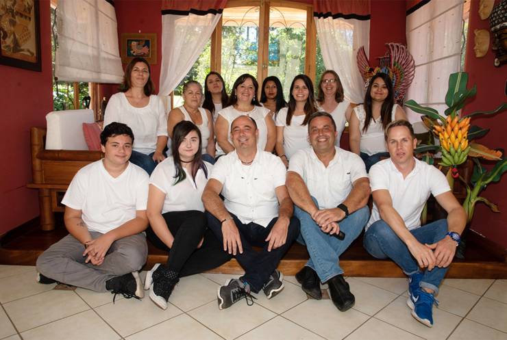 Wolfgang Spelitz (erste Reihe Mitte) mit dem Team der Amadeus Travel Agency in Costa Rica
