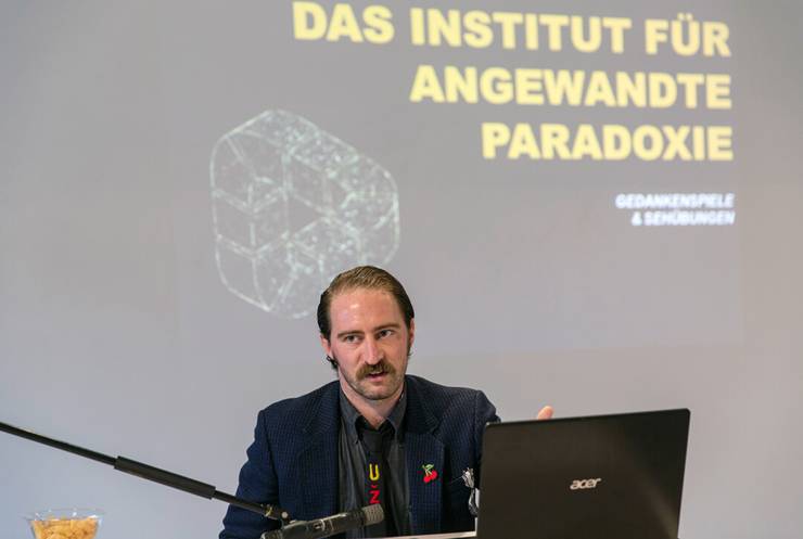 Der Münchner Botschafter Max Haarich in seinem Element - bei einem Vortag am von ihm geleiteten Institut für Angewandte Paradoxie der Uzupis University.