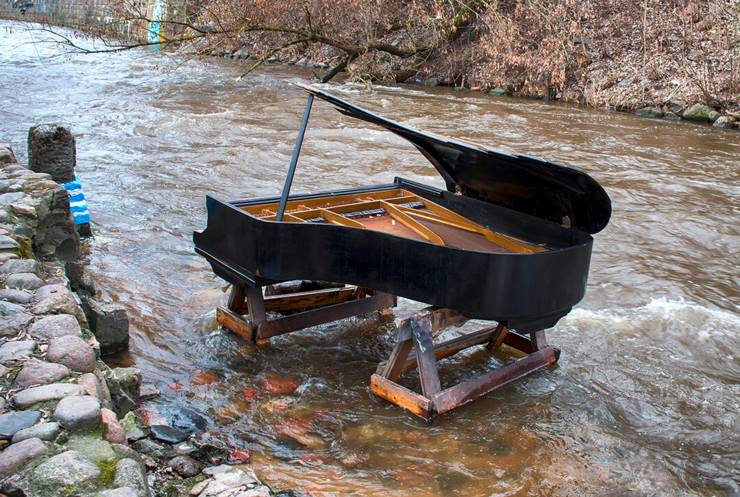 In Uzupis kann man beim Klavierspielen auch mal nasse Füße bekommen.