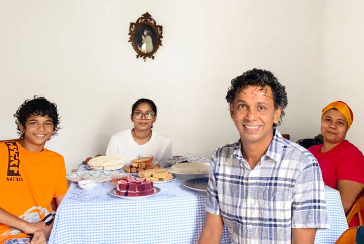 Reiseleiter Ruwan Jayasekera im Kreis seiner Familie