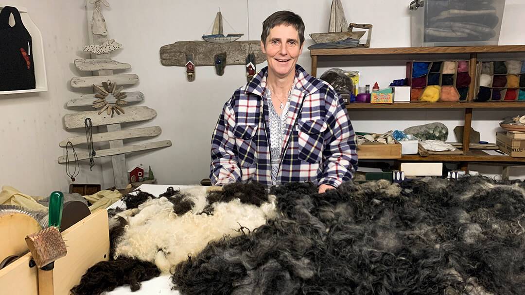 Elisabeth filzt aus der Wolle ihrer Schafe gerne auch selbst Taschen, Hausschuhe oder kleine Geschenkartikel.